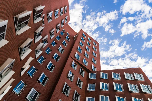 Dusseldorf, Alemania - 11 de agosto de 2019: Vista en los edificios Gehry Neuer Zollhof — Foto de Stock