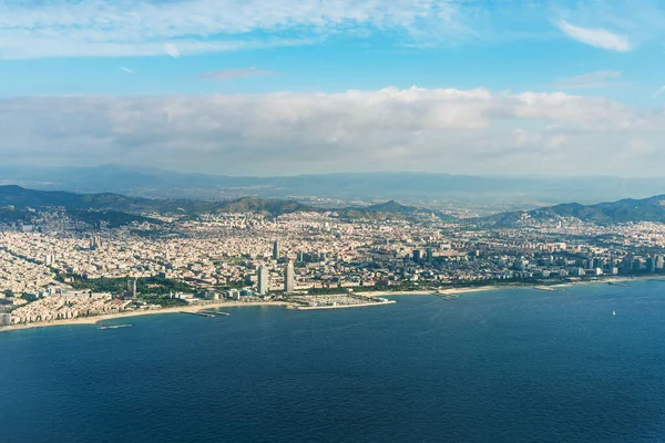 Photographie aérienne panoramique de la ville de Barcelone, des plages et de la mer . — Photo