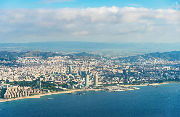 Photographie aérienne panoramique de la ville de Barcelone, des plages et de la mer . — Photo