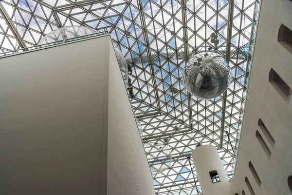 Dusseldorf, Alemania - 13 de agosto de 2019: En el interior del museo K21 y en la exposición en órbita —  Fotos de Stock