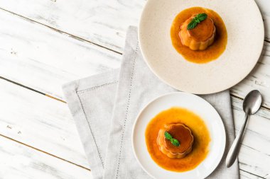 Kremalı kremalı naneli puding, kremalı tatlı..