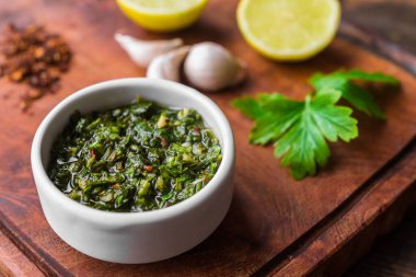 Ahşap arka plana geleneksel Arjantin chimichurri sosu.