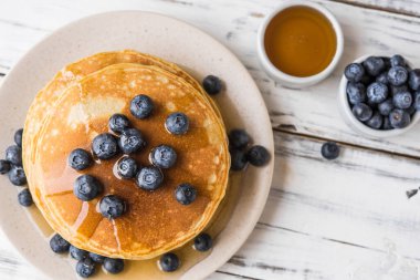 Akçaağaç şurubu ve yaban mersinli pofuduk krepleri kapat..