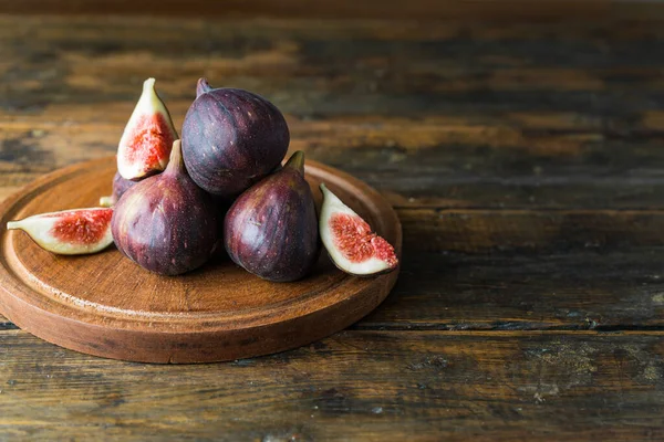 Primer plano de higos fruta sobre fondo de madera marrón . —  Fotos de Stock