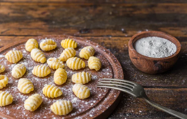 Herstellung von Gnocchi, traditionellen italienischen Nudelgerichten aus Kartoffeln und Mehl. — Stockfoto