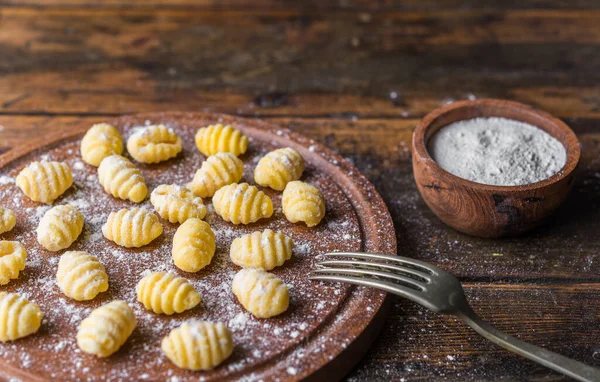 Gnocchi, hagyományos olasz tésztaeledel burgonyából és lisztből. — Stock Fotó