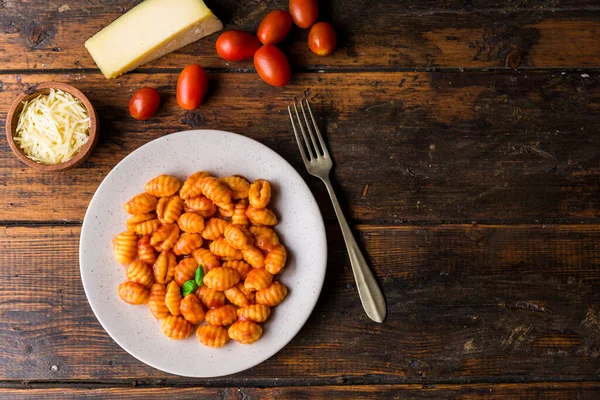 Gnocchi med tomatsås, basilika och ost, traditionell italiensk pasta mat. — Stockfoto