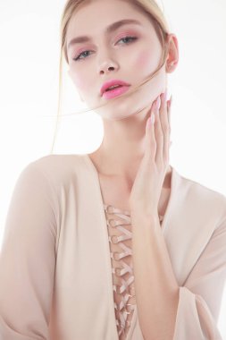 güzel sarışın kızın yumuşak resmi