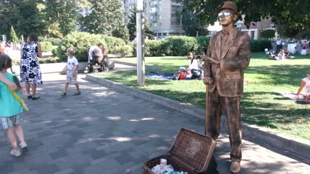 Живая скульптура на улице — стоковое видео
