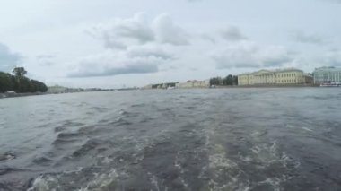 Palace setin yakınındaki Yaz Bahçesi köprünün altından geçen