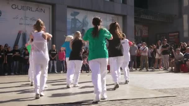 Танцевальные коллективы в стиле хип-хоп — стоковое видео