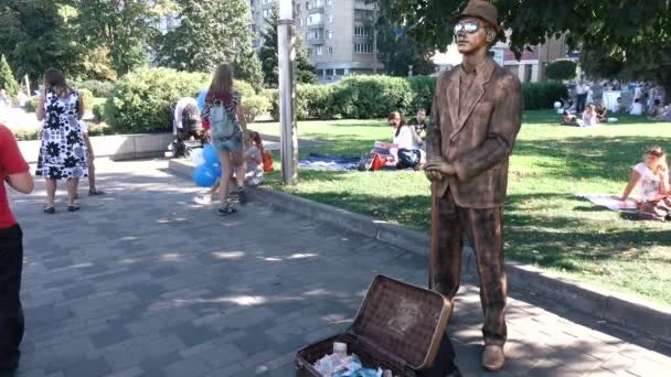 Escultura ao vivo na rua — Vídeo de Stock