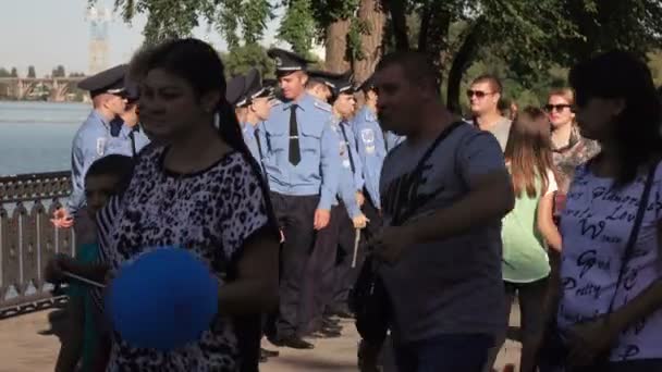 Gruppe der ukrainischen Polizei im Urlaub — Stockvideo