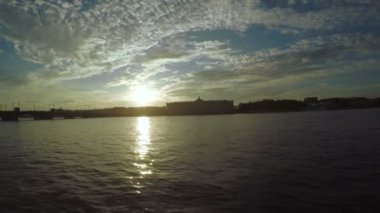 Neva Nehri üzerinde günbatımı