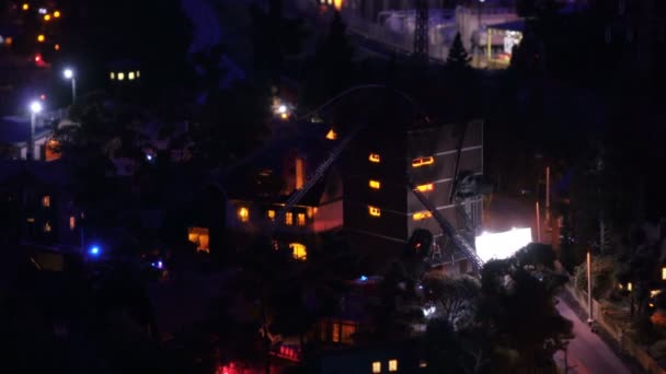 在晚上的住宅建筑火灾中 — 图库视频影像