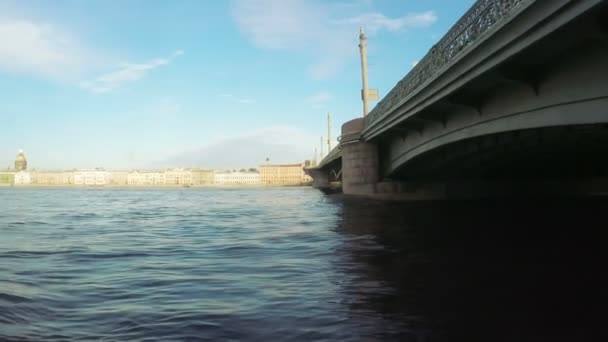 在银行的涅瓦河上的栏杆 — 图库视频影像