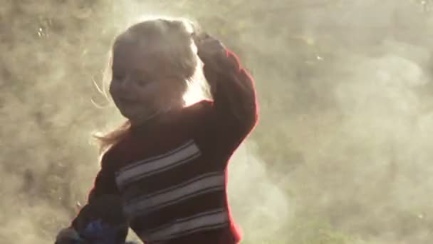 Menina criança em fumaça — Vídeo de Stock
