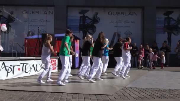 Colectivos de danza performance en estilo hip-hop — Vídeo de stock