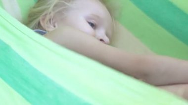 Kız hamakta bulaşması