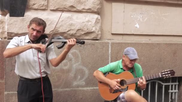 Utcai zenészek gitározni — Stock videók