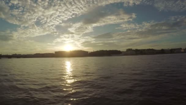 Solnedgang på Neva-floden – Stock-video