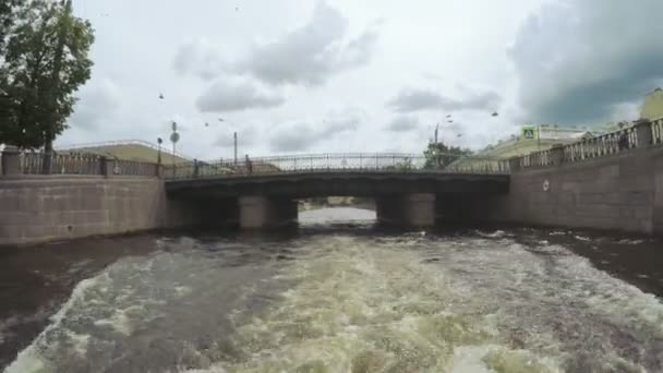 Canales de cruce en San Petersburgo — Vídeo de stock