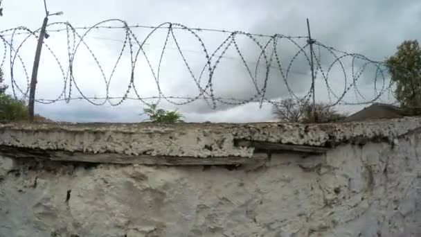 Clôture en béton avec fil barbelé