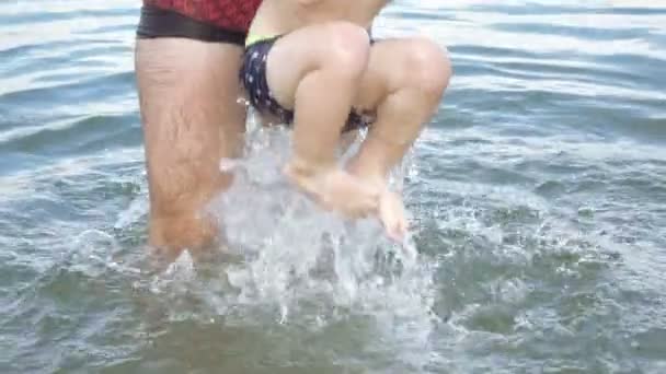 Тато з дитиною плаває — стокове відео