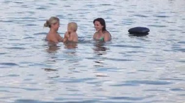 Anne ile Bebek Yüzme