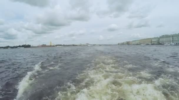 Dalej na biegu wstecznym na rzece — Wideo stockowe