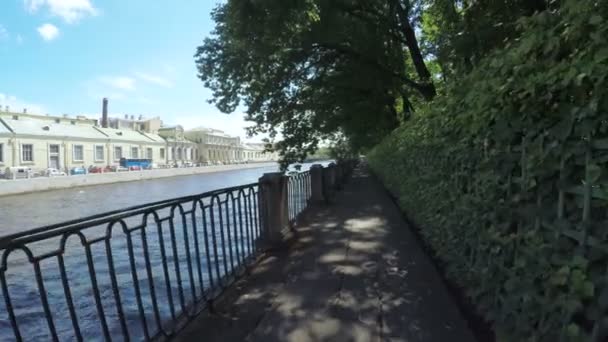 Perilla cerca del canal del río Neva — Vídeo de stock