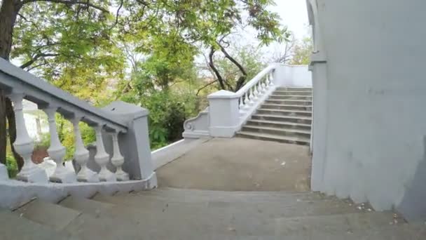 Vit sten trappa — Stockvideo