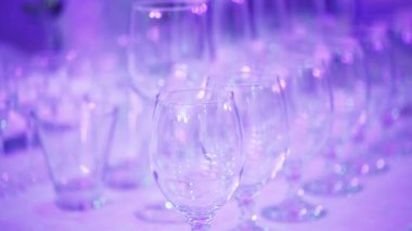 Tablo üzerinde birkaç şarap bardakları