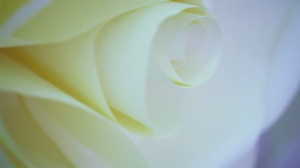 Papier blanc rose sur balustrade 