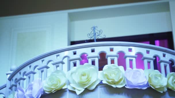 Papier blanc rose sur balustrade — Video