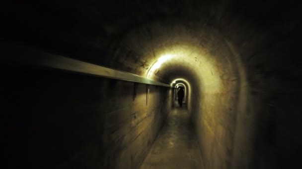 Тоннель из бетона с фонарями — стоковое видео