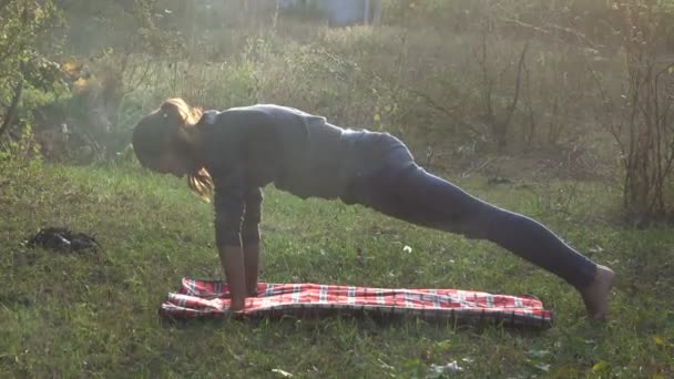 Meisje praktijken yoga in de natuur — Stockvideo