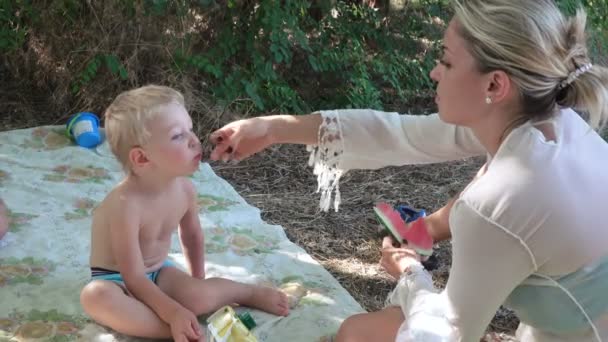 Alimentación infantil rebanada de sandía — Vídeos de Stock