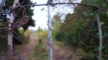 Dikenli tel ile Iron gate