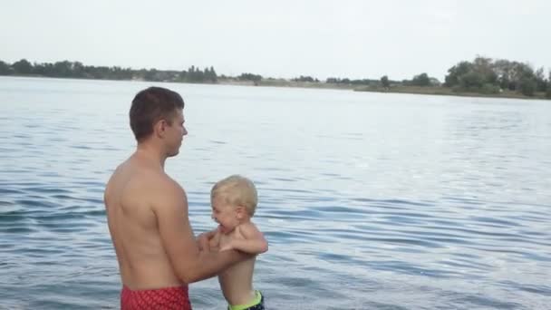 Papá con bebé nadando — Vídeo de stock
