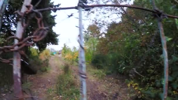 Σιδερένια πύλη με αγκαθωτό σύρμα — Αρχείο Βίντεο