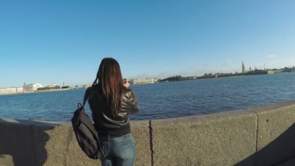 Zábradlí na břehu řeky Něvy — Stock video