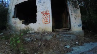 harap ve terk edilmiş bir binada
