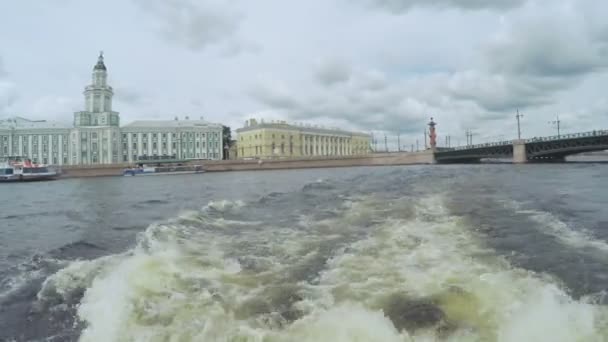 Pasando bajo el puente Palace Embankment cerca del Jardín de Verano — Vídeo de stock