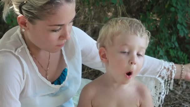 Dítě krmení dílek melounu — Stock video
