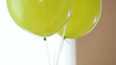 Balonlar halatlar üzerinde