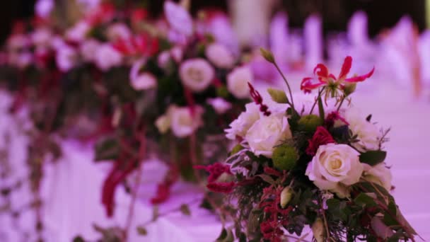 Bouquet decorativo a tavola servita — Video Stock