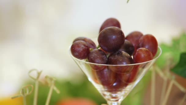 Anggur dalam gelas di atas meja — Stok Video
