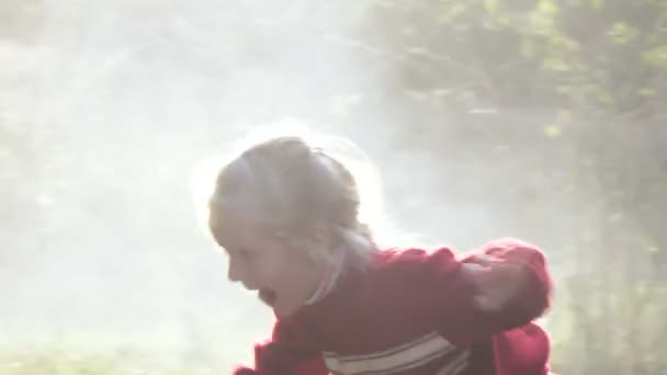 Fille enfant éteindre le feu 