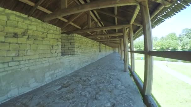 Ξύλινο υπόστεγο στο κάστρο τείχος — Αρχείο Βίντεο